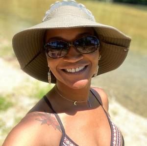 Meet your Posher, Monique